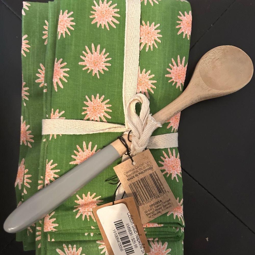 Green Floral Napkin (4)
Set with wooden spoon 
Flower burst design. New.